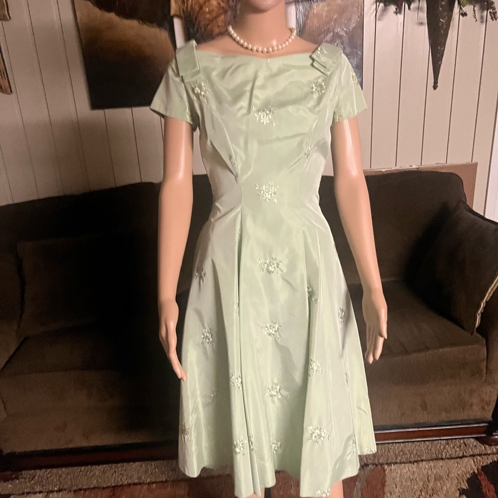 Vintage (1970’s) Mint Green Cocktail Dress W/ Floral Embroideries • Size Small - Picture 7 of 15